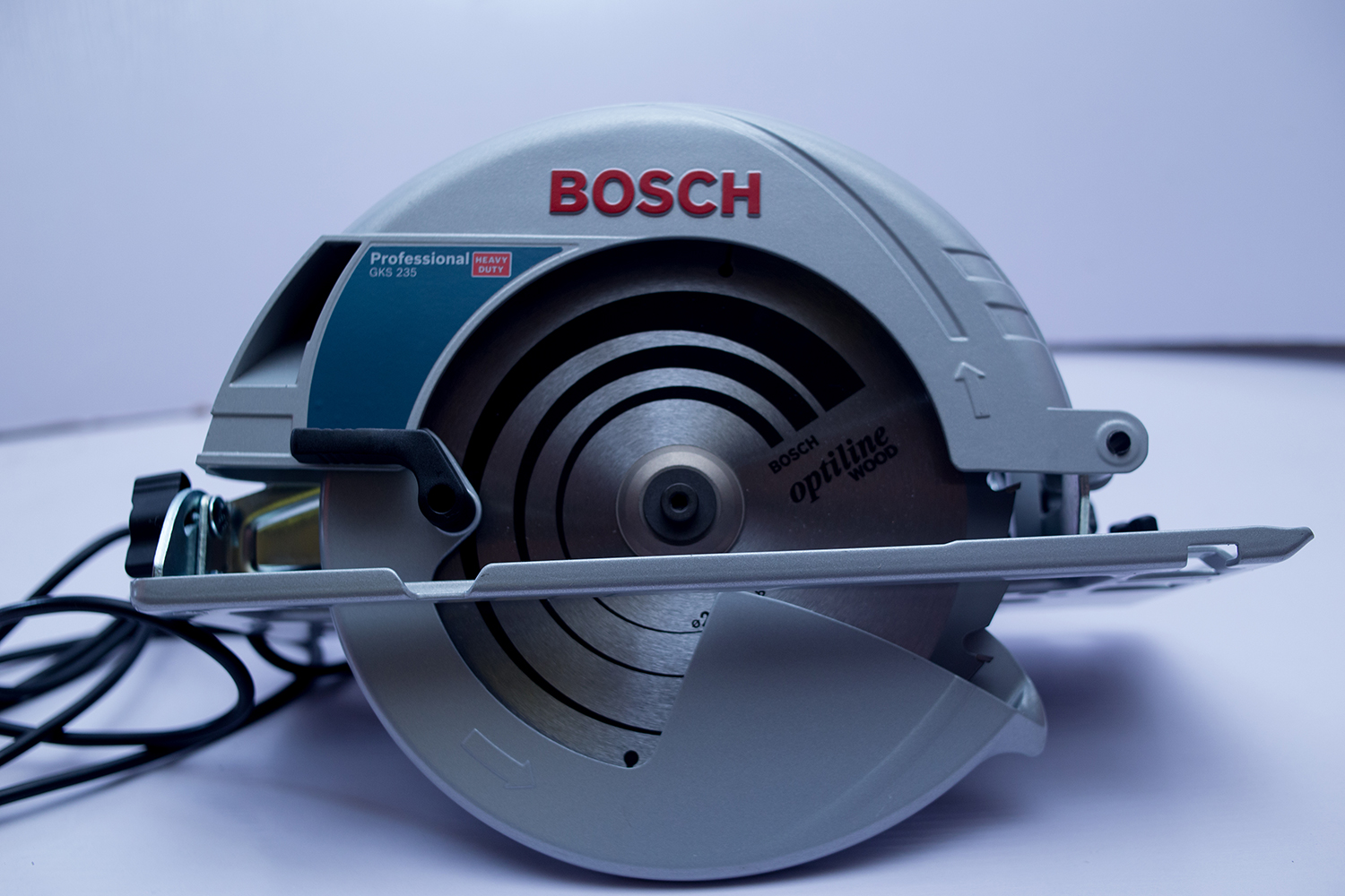 Циркулярная пила возможности. Bosch GKS 600. Bosch GKS 85 professional. Bosch circular saw. Циркулярная пила GKS 235.